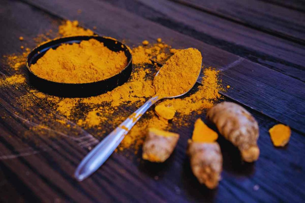 perchè mettere la curcuma sulle posate