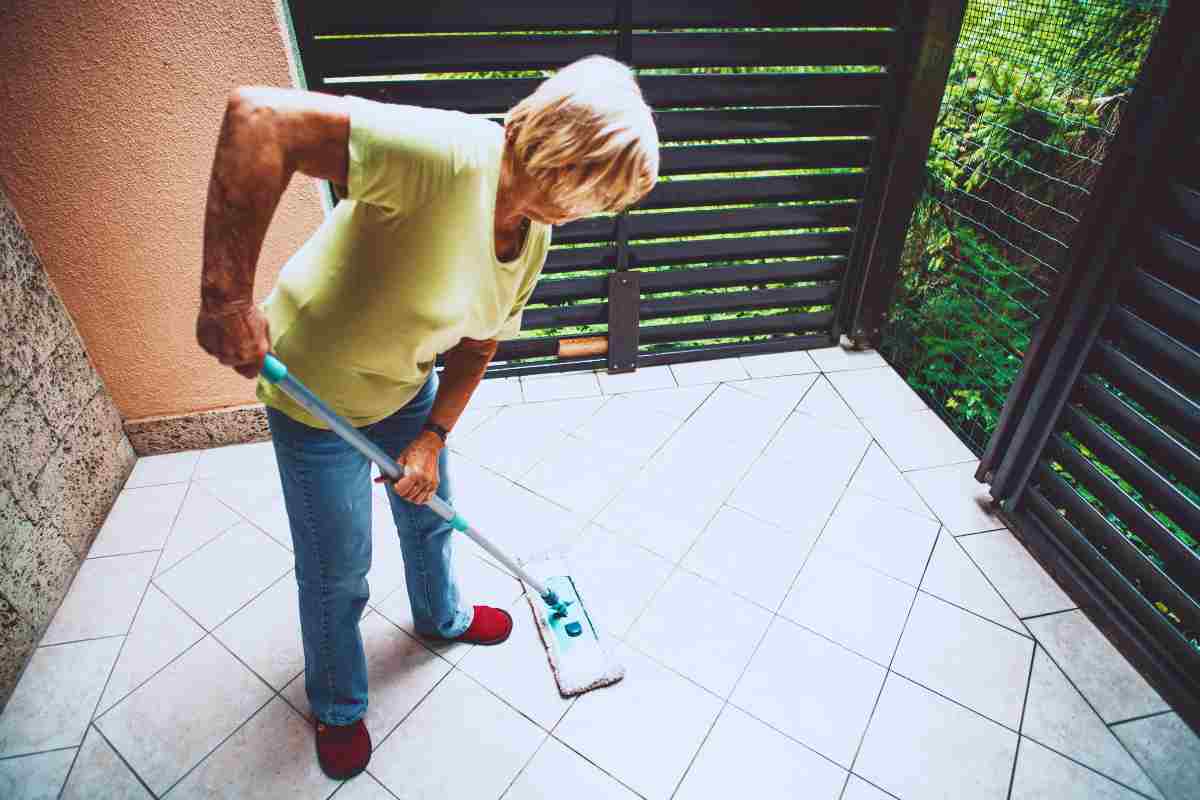 come pulire le piastrelle del balcone