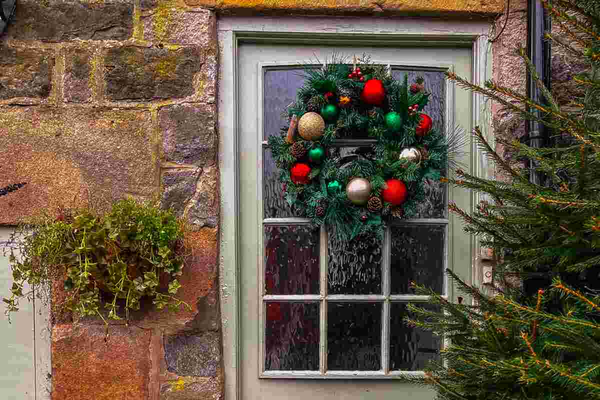 casa arredata per natale a basso costo